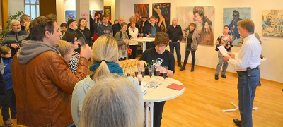 Joachim Geserick spricht bei der Vernissage der Kunstausstellung. Foto: tendenzen