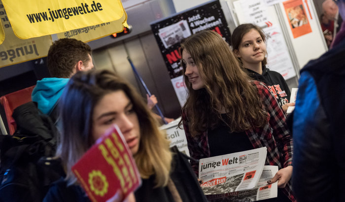 Am Stand von junge Welt auf der Rosa-Luxemburg-Konferenz. Foto: Christian-Ditsch.de
