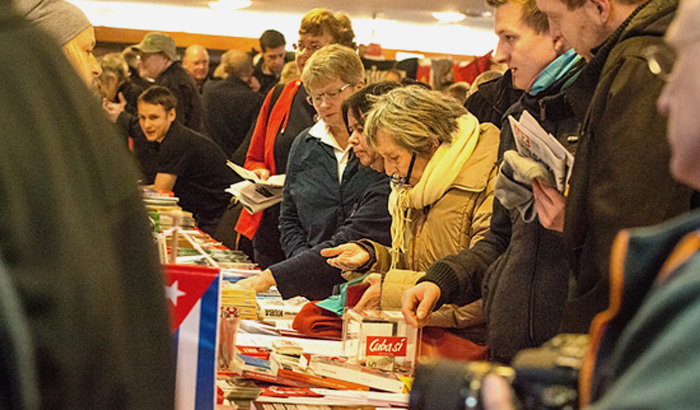 Gro&szlig;er Andrang an den B&uuml;chertischen im Foyer. Foto: Andrea Solei/Jens Schulze