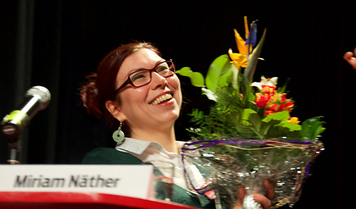 Blumen f&uuml;r 25 Jahre Cuba S&iacute; an Miriam N&auml;ther. Foto: Gabriele Senft