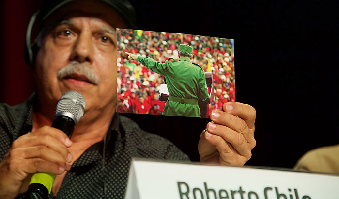 Roberto Chile zeigt eines seiner Bilder von Fidel Castro. Foto: Gabriele Senft