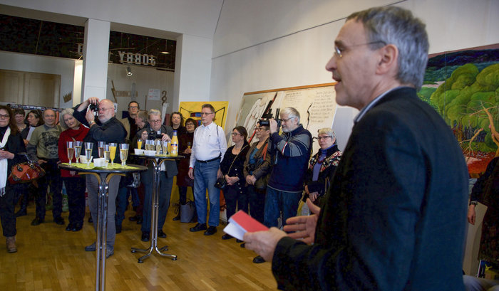 Dietmar Koschmieder er&ouml;ffnet die Kunstausstellung. Foto: Gabriele Senft