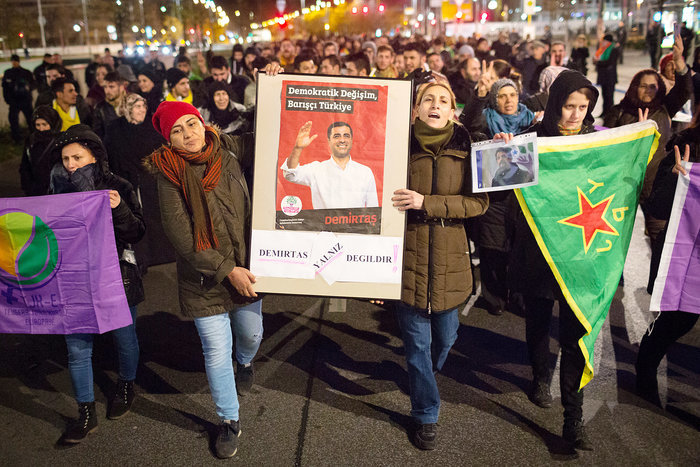 In Berlin haben in der Nacht zu Freitag mehr als 200 Menschen gegen die Verhaftungswelle in der T&uuml;rkei demonstriert. Foto: Christian Mang