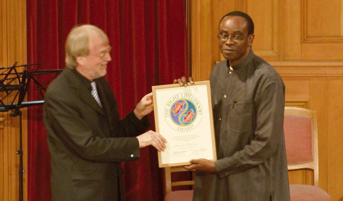 2010 erhielt Nnimmo Bassey (rechts) den &raquo;Alternativen Nobelpreis&laquo;. Foto: Holger Motzkau , CC BY-SA 3.0, via Wikimedia Commons