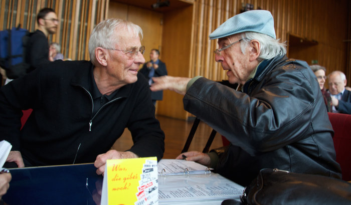 Rolf Becker im Gespr&auml;ch mit Daniel Viglietti (r.) bei der Gala zum 70. Geburtstag der jW im Februar 2017 in Berlin. Foto: Gabriele Senft