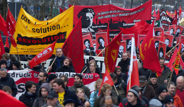 Jahr f&uuml;r Jahr. Luxemburg-Liebknecht-Demonstration auf dem Weg zum Friedhof Friedrichsfelde, Berlin am 9. Januar 2011. Foto: Christian Ditsch/version-foto.de