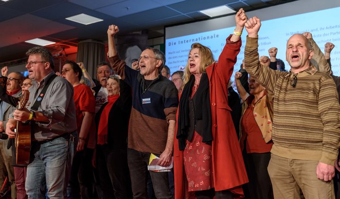 Kurz vor 20 Uhr auf dem Podium: Gesang der &raquo;Internationale&laquo;. Foto: RubyImages / F. Buillot