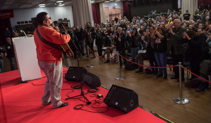 Nicht kleben bleiben: Der kubanische Liedermacher Eduardo Sosa brachte das Publikum zum Tanzen. Foto: Christian-Ditsch.de