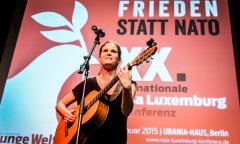 &raquo;Kleingeldprinzession&laquo; Dota Kehr auf der B&uuml;hne der XX. Rosa-Luxemburg-Konferenz. Foto: Andreas Domma