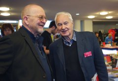 jW-Autor Volker Hermsdorf und der fr&uuml;here DDR-Ministerpr&auml;sident Hans Modrow stellten auf der Konferenz ihr gemeinsam verfasstes Kuba-Buch vor. Foto: Gabriele Senft