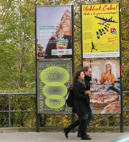 Interessierte Passanten in Fribourg (Schweiz)