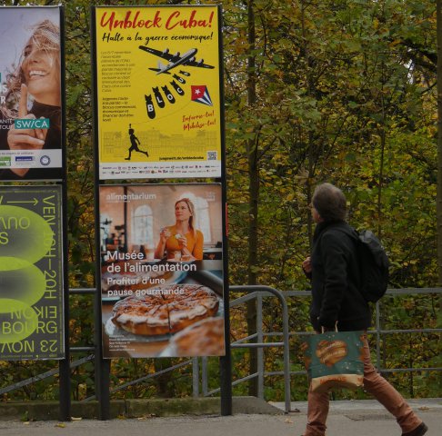 Interessierte Passanten in Fribourg (Schweiz)