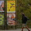 Interessierte Passanten in Fribourg (Schweiz)