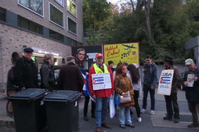 In Stuttgart versammelten sich am 7. November Kuba-Freunde an den Plakaten