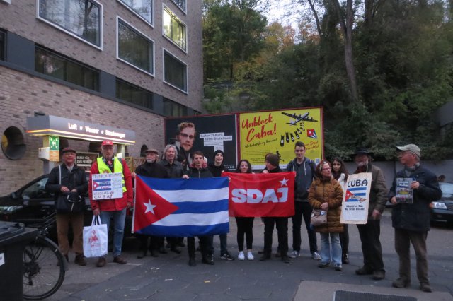 In Stuttgart versammelten sich am 7. November Kuba-Freunde an den Plakaten